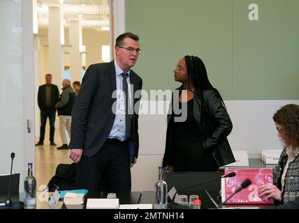 01. Februar 2023, Schleswig-Holstein, Kiel: Frank Schimmelpfennig, stellvertretender Leiter der Abteilung 3 des Bundesamtes für Migration und Flüchtlinge, spricht mit Aminata Touré (Bündnis 90/die Grünen), Minister für Soziales, Jugend, Familie, Senioren, Integration und Gleichstellung, Zu Beginn der Sitzung des Innen- und Rechtsausschusses des Staatsparlaments im Staatshaus. Der Ausschuss für innere Angelegenheiten und Recht des staatsparlaments befasst sich mit dem tödlichen Messerangriff auf einen Zug in Brokstedt. Ein 17-Jähriger und ein 19-Jähriger wurden bei dem Zugangriff am 2. Januar getötet Stockfoto