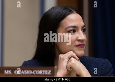 US-Vertreterin Alexandria Ocasio-Cortez (Demokrat von New York) während einer Sitzung des US House Committee on Oversight and Accountability in Washington, D.C., Dienstag, 31. Januar 2023. Kredit: Julia Nikhinson / CNP/Sipa USA Stockfoto