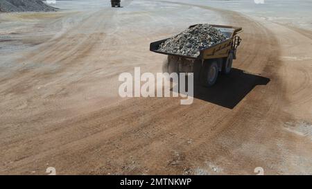 Ein riesiger Müllcontainer, der in einem Kalksteinbruch arbeitet. Stockfoto