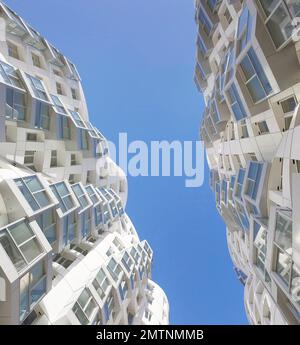 Blick nach oben entlang der weißen Fassade. Prospect Place Battersea Power Station Frank Gehry, London, Vereinigtes Königreich. Architekt: Frank Gehry, 2022. Stockfoto