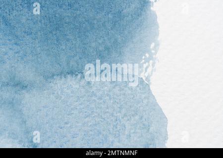 Nahaufnahme weicher Fleck Flüssigkeit Indigo tiefblaue Wasserfarbe auf Papieroberfläche abstrakter Hintergrund. Konzeptionsidee für moderne Karte, Hintergrund Vintage Retro, Meer Stockfoto