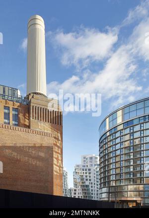 Alte und neue Fassaden in der Nebeneinanderstellung. Prospect Place Battersea Power Station Frank Gehry, London, Vereinigtes Königreich. Architekt: Frank Gehry, 2022. Stockfoto