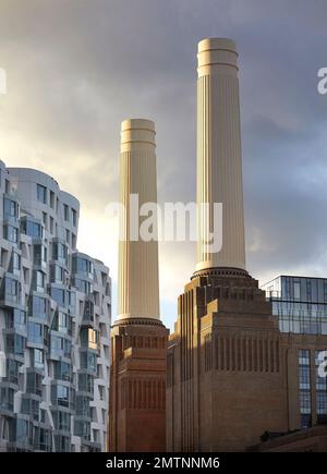 Der potenzielle Kunde steht neben den legendären BPS-Schornsteinen. Prospect Place Battersea Power Station Frank Gehry, London, Vereinigtes Königreich. Architekt: Frank G. Stockfoto