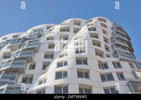 Blick nach oben entlang der weißen Fassade. Prospect Place Battersea Power Station Frank Gehry, London, Vereinigtes Königreich. Architekt: Frank Gehry, 2022. Stockfoto