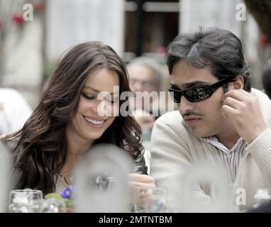 Sofia Vergara und ein mysteriöser Mann essen zusammen im Ivy. Die Schauspielerin/das Model wurde mit dem Kopf auf der Schulter des Mannes gesehen und lächelte und lachte sich durch ein sehr angenehmes Essen. Los Angeles, Ca. 3/1/08 Stockfoto