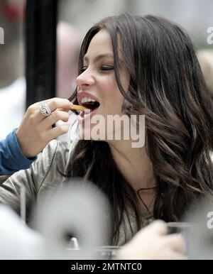 Sofia Vergara und ein mysteriöser Mann essen zusammen im Ivy. Die Schauspielerin/das Model wurde mit dem Kopf auf der Schulter des Mannes gesehen und lächelte und lachte sich durch ein sehr angenehmes Essen. Los Angeles, Ca. 3/1/08 Stockfoto
