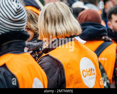 Straßburg, Frankreich - 31. Januar 2023: Rückblick der Frau in orangefarbener CFDT West bei der zweiten Demonstration gegen die neue Rentenreform, die im nächsten Monat von der französischen Premierministerin Elisabeth Borne vorgestellt wird Stockfoto