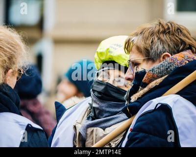 Straßburg, Frankreich - 31. Januar 2023: Frauen sprechen auf der zweiten Demonstration gegen die neue Rentenreform, die im nächsten Monat von der französischen Premierministerin Elisabeth Borne vorgestellt wird Stockfoto