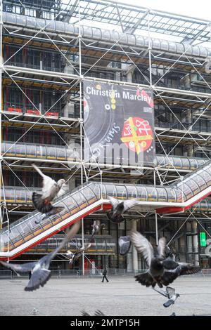 Poster der Ausstellung von Christian Marclay an der Fassade von Beaubourg, Centre Pompidou mit Taubenflug im Vordergrund. Frankreich, Paris am 22. Januar 2023 Foto von Patricia Huchot-Boissier/ABACAPRESS.COM Stockfoto