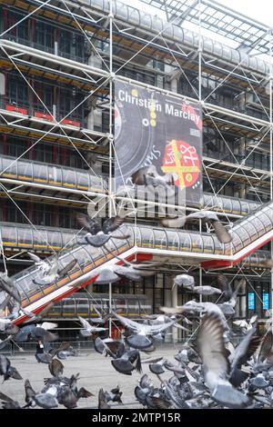 Poster der Ausstellung von Christian Marclay an der Fassade von Beaubourg, Centre Pompidou mit Taubenflug im Vordergrund. Frankreich, Paris am 22. Januar 2023 Foto von Patricia Huchot-Boissier/ABACAPRESS.COM Stockfoto