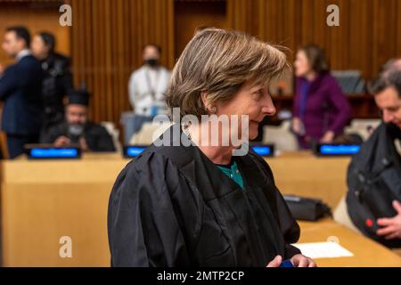 Die ehrenwerte Richterin Silvia Fernández de Gurmendi, Präsidentin des Internationalen Strafgerichtshofs (Ret.), nimmt anlässlich des Internationalen Gedenktags zum Gedenken an die Opfer des Holocaust (27. Januar) an einer Sonderveranstaltung "Internationaler Scheinprozess über Menschenrechte" Teil. Im New Yorker Hauptsitz der Vereinten Nationen in New York City. Die Teilnehmer, Studenten aus mehreren Ländern, befragen die Handlungen und Verantwortlichkeiten von Ernst Rüdin, dem sogenannten Vater der nazialen Rassenhygiene. (Foto: Ron Adar/SOPA Images/Sipa USA) Stockfoto