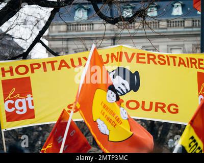 Straßburg, Frankreich - 31. Januar 2023: Gelbes Protestbanner Hopitaux de Straßburg zweite Demonstration gegen die neue Rentenreform, die im nächsten Monat von der französischen Premierministerin Elisabeth Borne vorgestellt wird Stockfoto