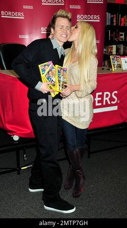 Heidi Montag und Spencer Pratt unterschreiben Kopien ihres neuen Buches "How to be Famous" bei Borders Books in New York, New York, 11/16/09. Stockfoto