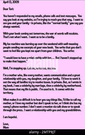 Tori Spelling und ihre Familie werben im Thompson Hotel in Beverly Hills für das neue Buch Mommywood der Schauspielerin. Am selben Tag veröffentlichte ihre entfremdete Mutter Candy Spelling einen offenen Brief an ihre Tochter im Internet, in dem sie um eine Versöhnung bat. Los Angeles, Kalifornien. 4/13/09. . . Stockfoto