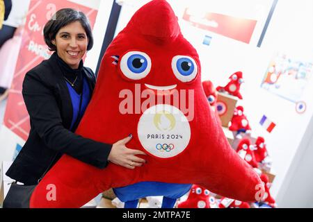 Nürnberg, Deutschland. 01. Februar 2023. Olivia Fernandes, Licensed Product Manager des französischen Spielzeugherstellers Doudou et Compagnie, hält das offizielle „Phryges“-Maskottchen der anstehenden Olympischen Spiele 2024 in Paris, die während der Spielwarenmesse in Frankreich produziert werden. Die Spielwarenmesse 72. findet vom 1. Bis 5. Februar 2023 statt. Kredit: Daniel Karmann/dpa/Alamy Live News Stockfoto