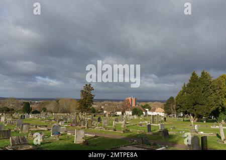 1. Februar 2023, Headington, Oxfordshire. Blick auf West-Oxfordshire vom Headington Cemetery. Ende 2022 wurde in England insgesamt eine statistisch signifikante erhöhte Gesamtmortalität nach Todeswoche beobachtet. Es wurde angenommen, dass sowohl die Lebenshaltungskosten als auch die Auswirkungen des Coronavirus eine gewisse Korrelation aufweisen könnten. Bridget Catterall/AlamyLiveNews. Stockfoto
