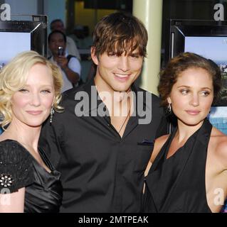 Anne Heche und Ashton Kutcher und Margarita Levieva bei der Premiere von Spread in Los Angeles, Kalifornien. 8/3/09. . Stockfoto