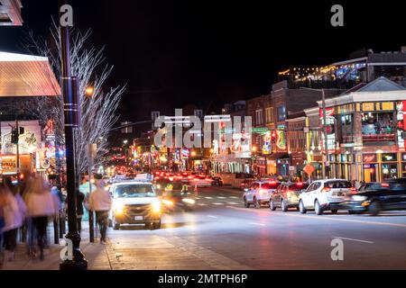 Nashville, Tennesee - 21. Januar 2023: Straßenszene des berühmten Lower Broadway in Nashville, Tennessee, bei Nacht mit Lichtern und historischem Honky-to Stockfoto