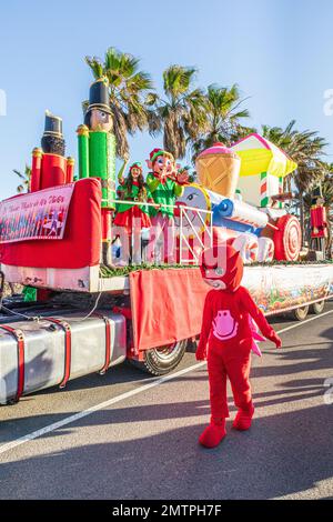 Eine der Festwagen in der traditionellen spanischen Three Kings Parade (Cabalgata de los Reyes Magos) am 5. Januar in Caleta de Fuste, Fuerteventura. Stockfoto