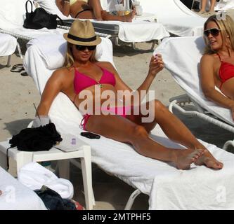 Stacy Keibler präsentiert ihre perfekte Figur in einem winzigen, rosa Bikini am Strand in ihrem Luxushotel, dem Fontainebleau Miami Beach, bevor sie mit Kevin Connolly am Pool zu Mittag isst. Miami, Florida 12/31/09. Stockfoto