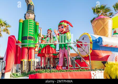 Eine der Festwagen in der traditionellen spanischen Three Kings Parade (Cabalgata de los Reyes Magos) am 5. Januar in Caleta de Fuste, Fuerteventura. Stockfoto