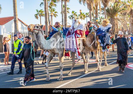 Die traditionelle spanische drei Könige Parade (Cabalgata de los Reyes Magos) am 5. Januar in Caleta de Fuste auf der Kanarischen Insel Fuerteventura. Stockfoto