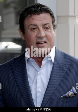 Schauspieler Sylvester Stallone wurde in blauem Anzug in Beverly Hills gesehen. Es wurde berichtet, dass Stallone mit Rocky Balboa zurückkehrt, aber dieses Mal als Musical. Stallone wird gemeinsam „Rocky:the Musical“ produzieren, basierend auf dem Film aus dem Jahr 1976, der seine Karriere einleitete. Inspiriert vom Erfolg von „Spider-man:Turn Off the Dark“, stellen Stallone und das Unternehmen die Underdog-Boxgeschichte als Liebesgeschichte zwischen Rocky und Adrian neu dar. Der 65-jährige Sylvester wird diesmal keine Handschuhe anziehen, er wird hinter den Kulissen mit dem Produzenten Kevin King Templeton von Stallones Rogue Marble-Produktion aktiv sein Stockfoto