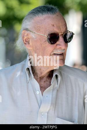 EXKLUSIV!! Der legendäre Comic-Autor, der ehemalige Präsident und Vorsitzende von Marvel Comics und der Schöpfer von Spider-man, The X-Men und The Hulk, Stan Lee macht einen Spaziergang in Beverly Hills, Kalifornien. 7/8/11. . Stockfoto