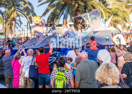 Eine der Festwagen in der traditionellen spanischen Three Kings Parade (Cabalgata de los Reyes Magos) am 5. Januar in Caleta de Fuste, Fuerteventura Stockfoto