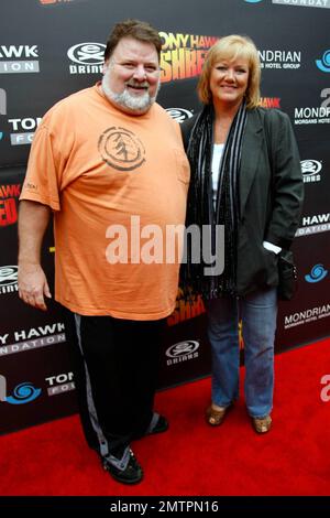 Phil und April Margera auf dem Tony Hawk: Shred Presents stehen für die Skatepark Benefizveranstaltung in Beverly Hills, Kalifornien. 10/17/10. . Stockfoto