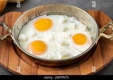 Sonnige Eier mit Fetakäse in einer Kupferpfanne Stockfoto