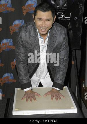 Lou Diamond Phillips wirbt für seine Hauptrolle in der SyFy-Serie „Stargate Universe“ auf Planet Hollywood. Als Teil der Veranstaltung legten Phillips und Co-Star Ming-Na ihre Handabdrücke in Gips und signierten sie als Erinnerungsstücke. New York, NY. 10/2/09. F Stockfoto