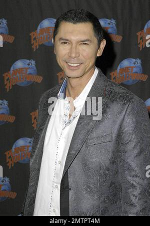 Lou Diamond Phillips wirbt für seine Hauptrolle in der SyFy-Serie „Stargate Universe“ auf Planet Hollywood. Als Teil der Veranstaltung legten Phillips und Co-Star Ming-Na ihre Handabdrücke in Gips und signierten sie als Erinnerungsstücke. New York, NY. 10/2/09. F Stockfoto