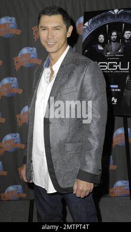 Lou Diamond Phillips wirbt für seine Hauptrolle in der SyFy-Serie „Stargate Universe“ auf Planet Hollywood. Als Teil der Veranstaltung legten Phillips und Co-Star Ming-Na ihre Handabdrücke in Gips und signierten sie als Erinnerungsstücke. New York, NY. 10/2/09. F Stockfoto