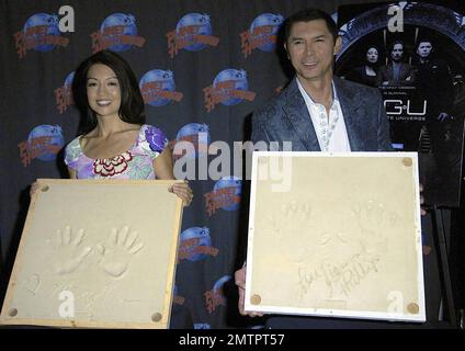 Lou Diamond Phillips und Ming-Na bewerben ihre Hauptrollen in der SyFy-Serie „Stargate Universe“ auf Planet Hollywood. Als Teil der Veranstaltung legten die beiden ihre Handabdrücke in Gips und signierten sie als Erinnerungsstücke. New York, NY. 10/2/09. Stockfoto