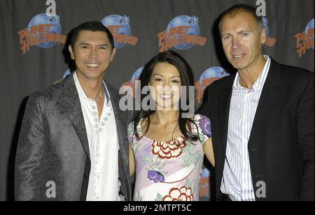 Lou Diamond Phillips und Ming-Na bewerben ihre Hauptrollen in der SyFy-Serie „Stargate Universe“ auf Planet Hollywood. Als Teil der Veranstaltung legten die beiden ihre Handabdrücke in Gips und signierten sie als Erinnerungsstücke. New York, NY. 10/2/09. Stockfoto