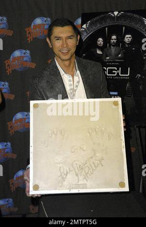 Lou Diamond Phillips wirbt für seine Hauptrolle in der SyFy-Serie „Stargate Universe“ auf Planet Hollywood. Als Teil der Veranstaltung legten Phillips und Co-Star Ming-Na ihre Handabdrücke in Gips und signierten sie als Erinnerungsstücke. New York, NY. 10/2/09. Stockfoto