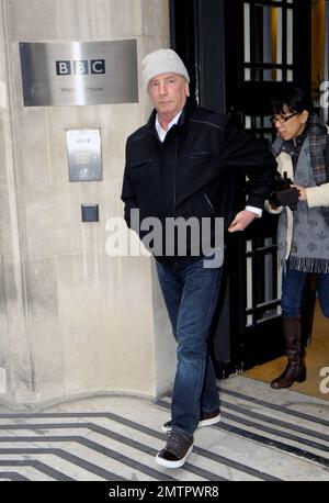 Rick Parfitt und Francis Rossi vom britischen Rock-Duo Status Quo verlassen die BBC nach einem Auftritt. London, Großbritannien. 28. November 2011 Stockfoto