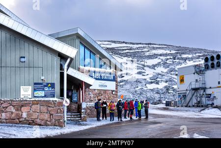 Cairngorm Mountain Aviemore Basisstation und eine Gruppe von Skifahrern Stockfoto