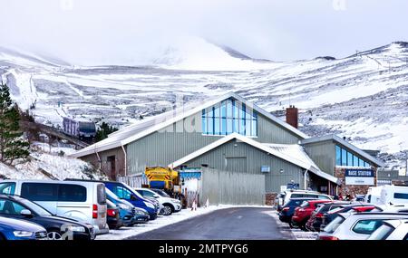 Cairngorm Mountain Aviemore Base Station Bauparkplatz und Eagle Train in der Seilbahn Stockfoto