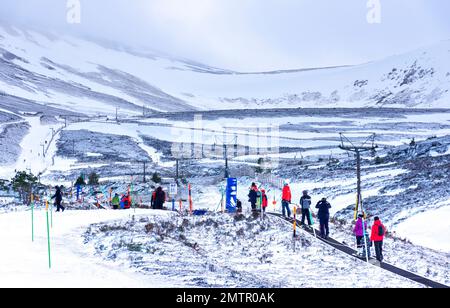 Cairngorm Mountain Aviemore Base Station Skipisten auf dem Magic Carpet oder Förderband Stockfoto