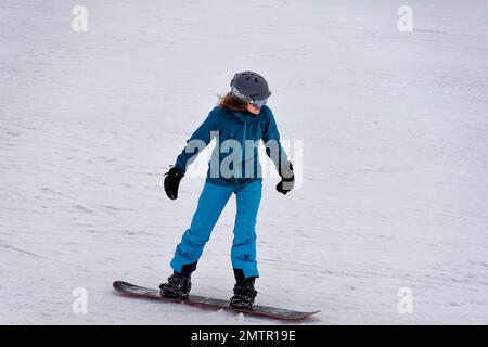 Cairngorm Mountain Aviemore Top Station Ski Pisten ein Snowboarder auf der Piste Stockfoto