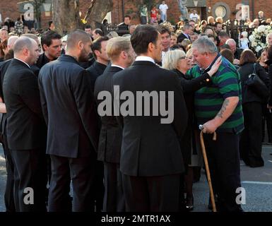 Stephen Gatelys Mutter Margaret wird von Freunden und Familie getröstet, während paul Bearers Ronan Keating und Boyzone Mitglieder Mikey Graham, Shane Lynch und Keith Duffy nach Gatelys Beerdigung in St. Laurence O'Toole's Kirche. Stephen Gately, Gründungsmitglied der ersten irischen Boyzone, wurde im Alter von 33 Jahren im Urlaub auf Mallorca tot aufgefunden. Es wurde berichtet, dass eine Autopsie ergab, dass Stephen an einem akuten Lungenödem starb, einer Ansammlung von Flüssigkeit in seiner Lunge. Gately war ein Verfechter der Rechte von Schwulen, nachdem er 1999 aus dem Amt kam und 2006 mit Andrew Cowles eine eingetragene Gewerkschaft einging. Dubl Stockfoto