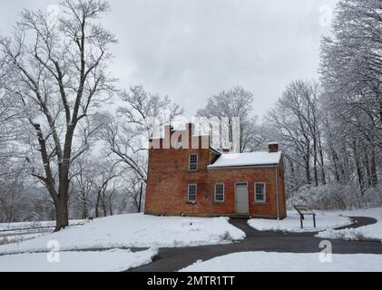 Das Frazee House, ein 1827 fertiggestelltes Haus im Federal-Stil, befindet sich im Cuyahoga Valley National Park südlich von Cleveland, hier von der Seite aus gesehen Stockfoto