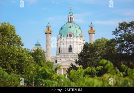 Katholische Kirche im südlichen Teil des Karlsplatzes, Wien. Eines der Symbole der Stadt. Die Karlskirche ist ein hervorragendes Beispiel des Originals Stockfoto