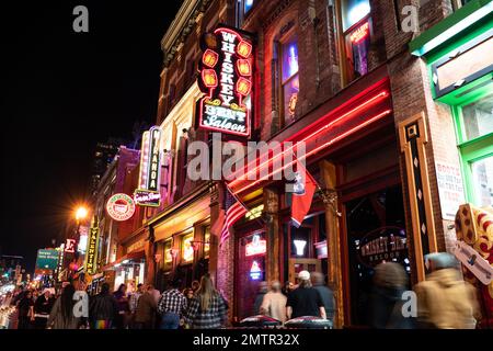 Nashville, Tennesee - 21. Januar 2023: Straßenszene des berühmten Lower Broadway in Nashville, Tennessee, bei Nacht mit Lichtern und historischem Honky-to Stockfoto