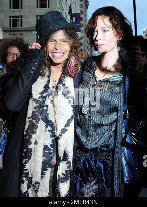 Aerosmith Rocker und „American Idol“ Richter Steven Tyler und Freundin Erin Brady posieren für Fotos, wenn sie ihr NYC Hotel verlassen. Die beiden, die raffinierte Outfits trugen, wurden von Fans angegriffen, als sie gingen. Tyler ist angeblich das neue Gesicht der rockigen Sportbekleidung Andrew Charles und wird heute Abend mit den Töchtern Chelsea und Mia in den Fenstern von Macy's Herald Square posieren. Die Modekollektion ist exklusiv bei Macy's erhältlich. New York, New York, 14. Oktober 2011. Stockfoto