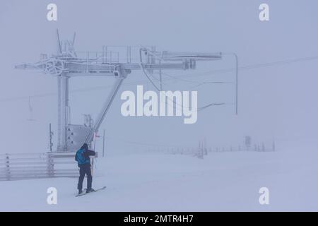 Cairngorm Mountain Aviemore Top Station Ski Pisten Ski und Lift in einem weißen Ausstieg Stockfoto