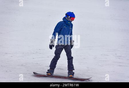 Cairngorm Mountain Aviemore Top Station Skipisten Snowboarder auf der Piste Stockfoto