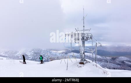 Cairngorm Mountain Aviemore Top Station Skipisten drei Skifahrer in der Nähe der M1 poma Stockfoto